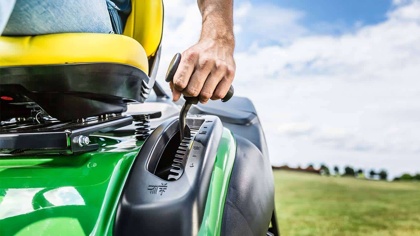 John Deere X167R Ride-on Lawnmower image 5