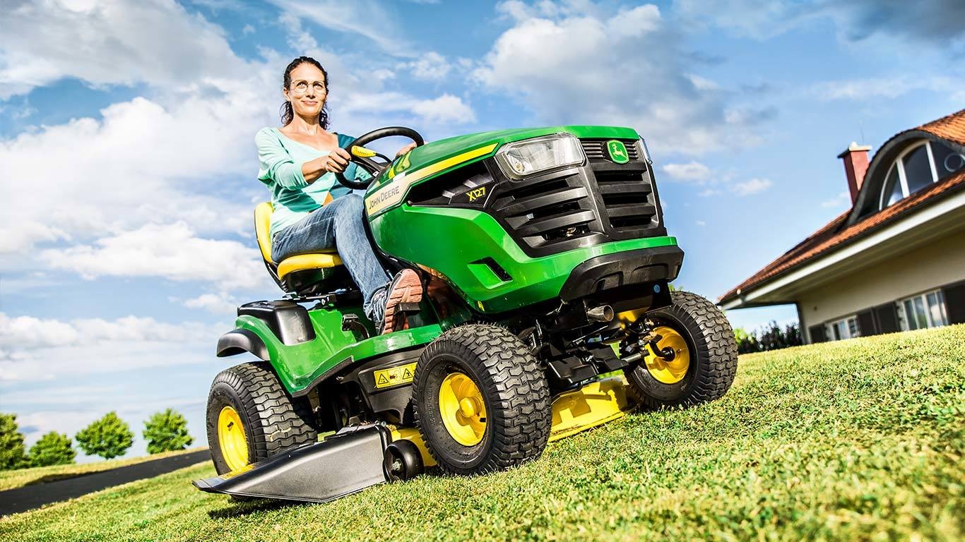 John Deere X127 Ride-on Lawnmower image 1