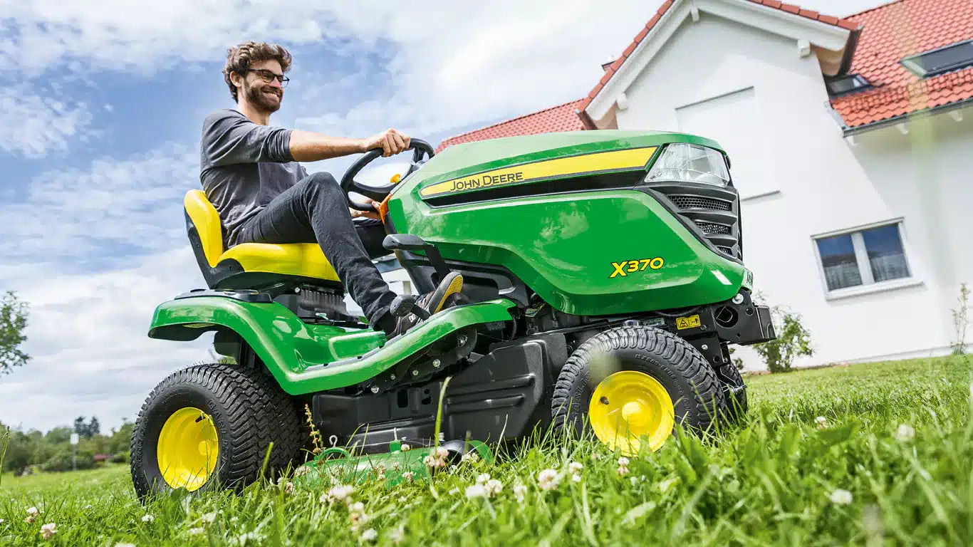 John Deere X370 Ride-on Lawnmower image 3
