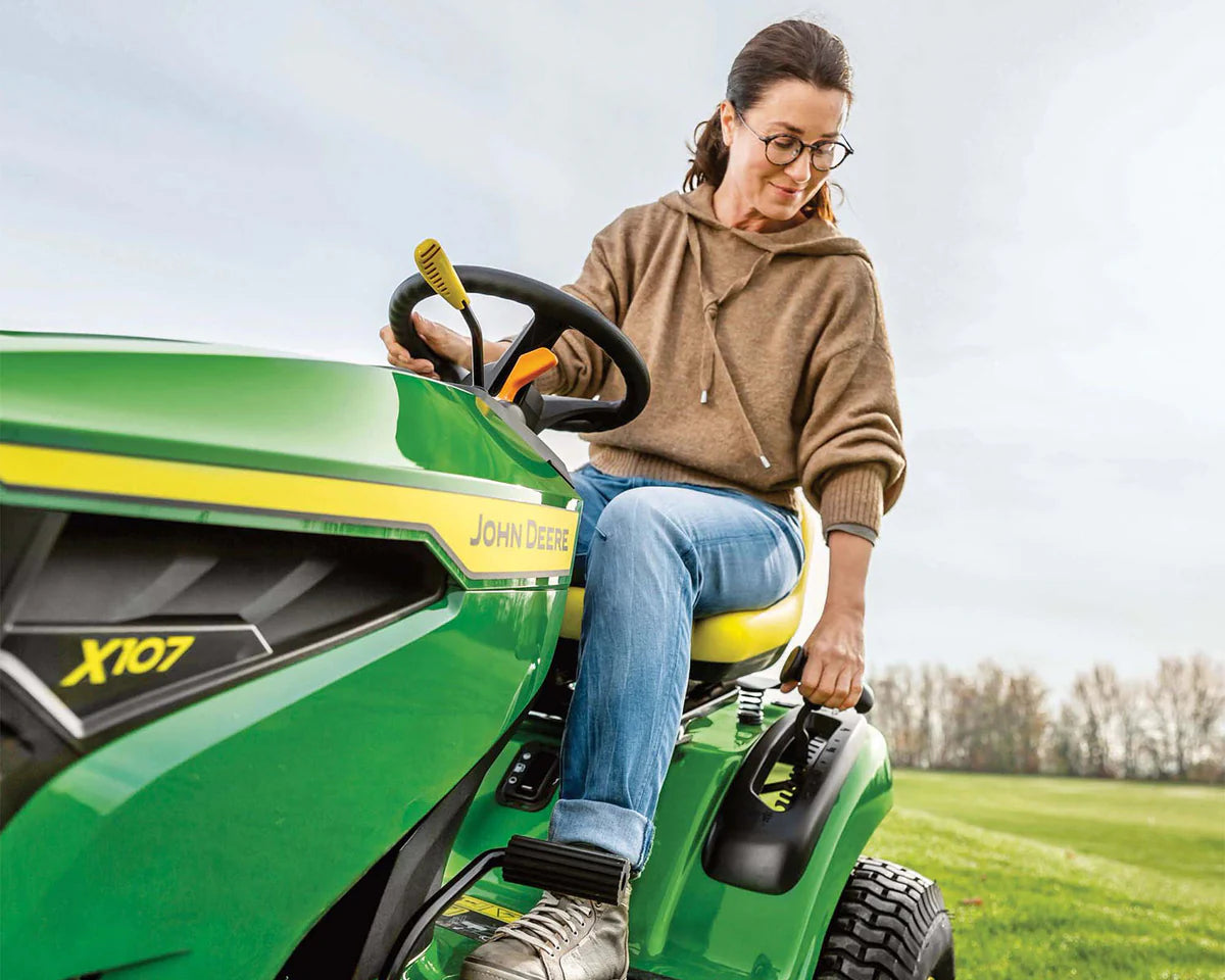 John Deere X107 Ride-on Lawn Mower image 3