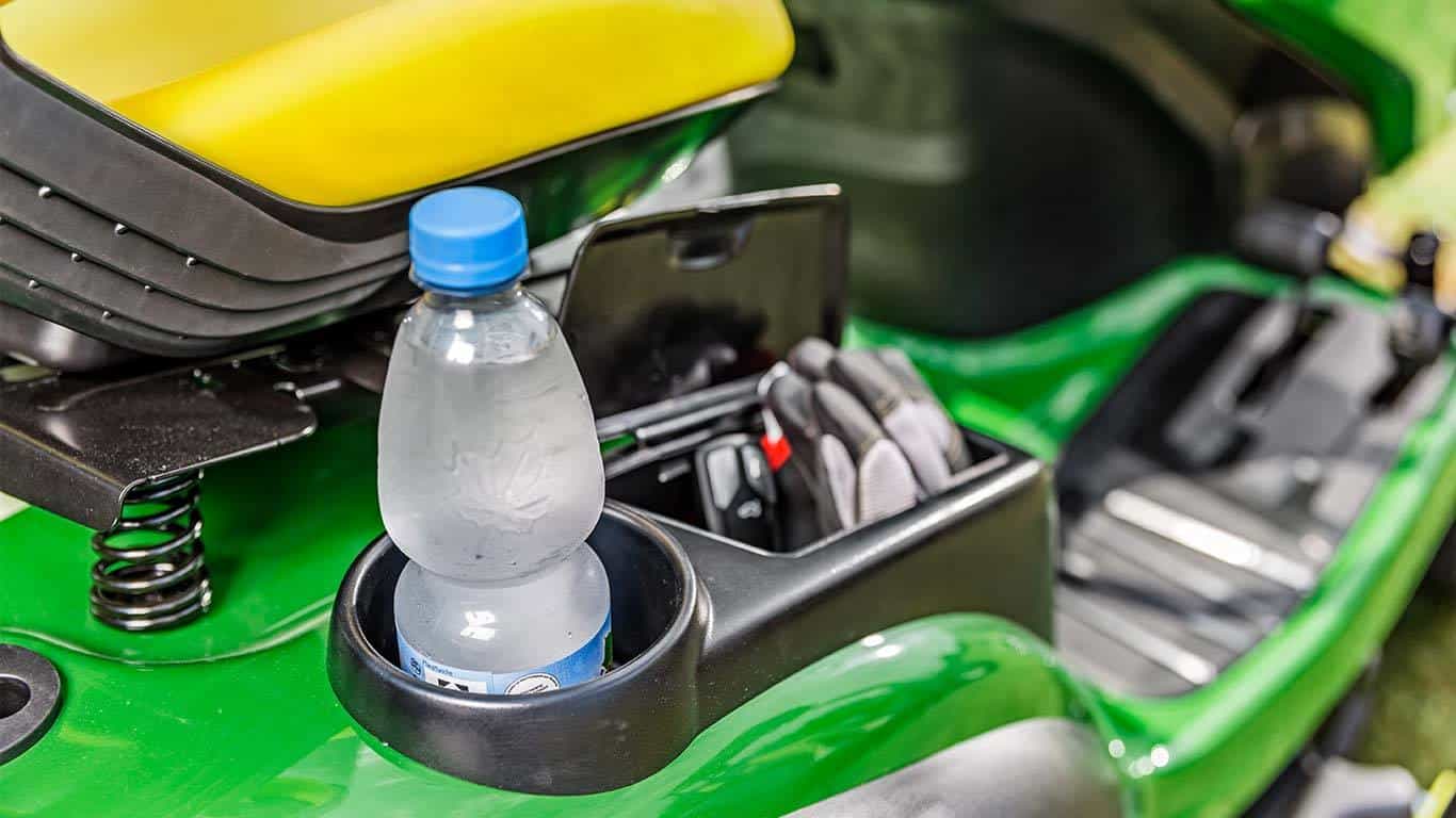 John Deere X167R Ride-on Lawnmower image 2