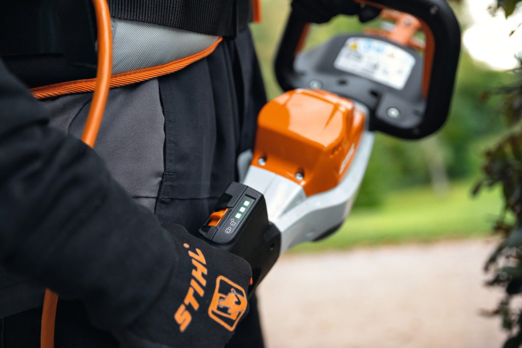 STIHL HSA 130 R Cordless Hedge Trimmer Tool Only - Blade Length 75 cm / 30" image 4