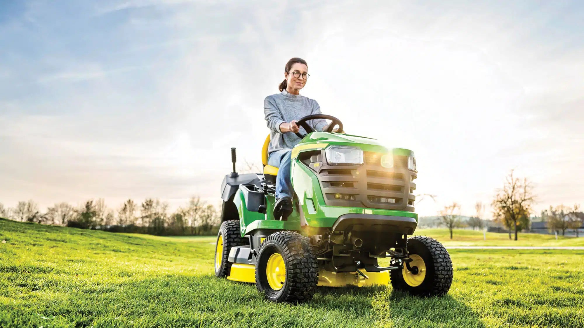 John Deere X147R Ride-on Lawnmower image 1