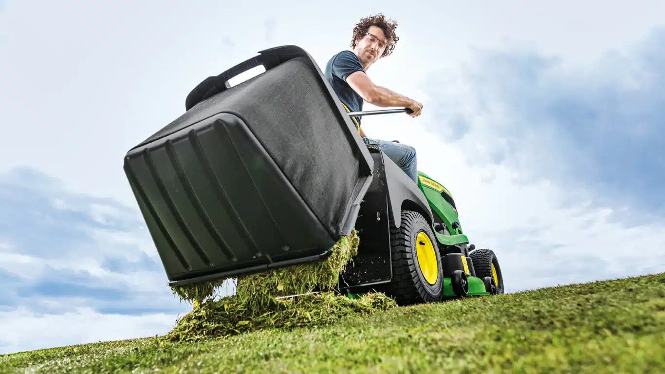 John Deere X167R Ride-on Lawnmower image 1
