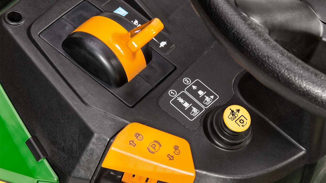 John Deere X117R Ride-on Lawnmower image 5