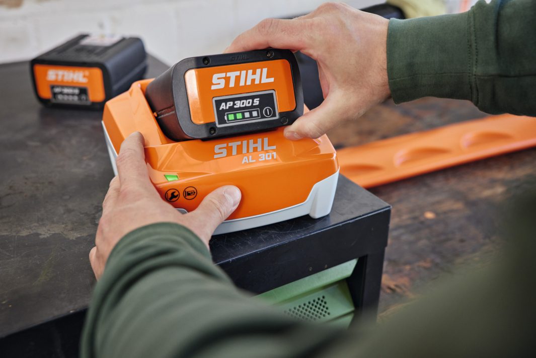 STIHL AL 301 Quick Charger image 2
