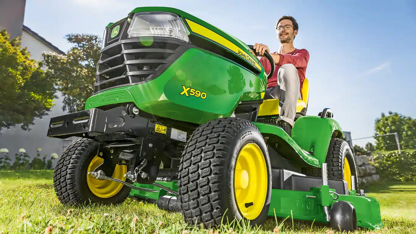 John Deere X590 Ride-on Lawnmower image 3
