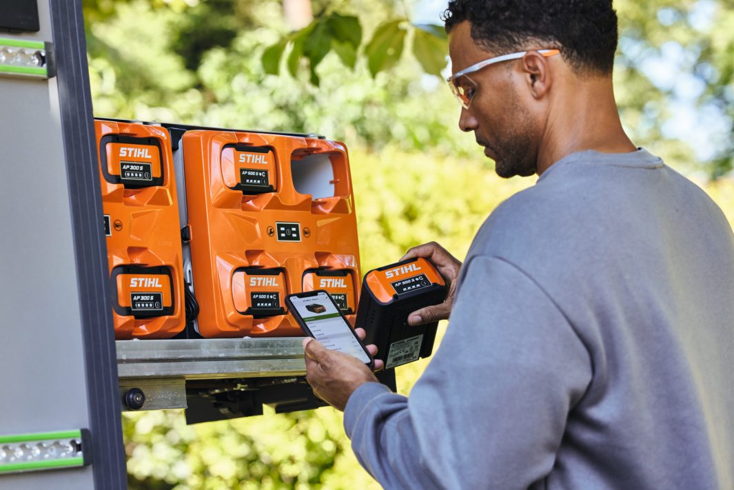 STIHL AL 301-4 Multiple Battery Charger image 3