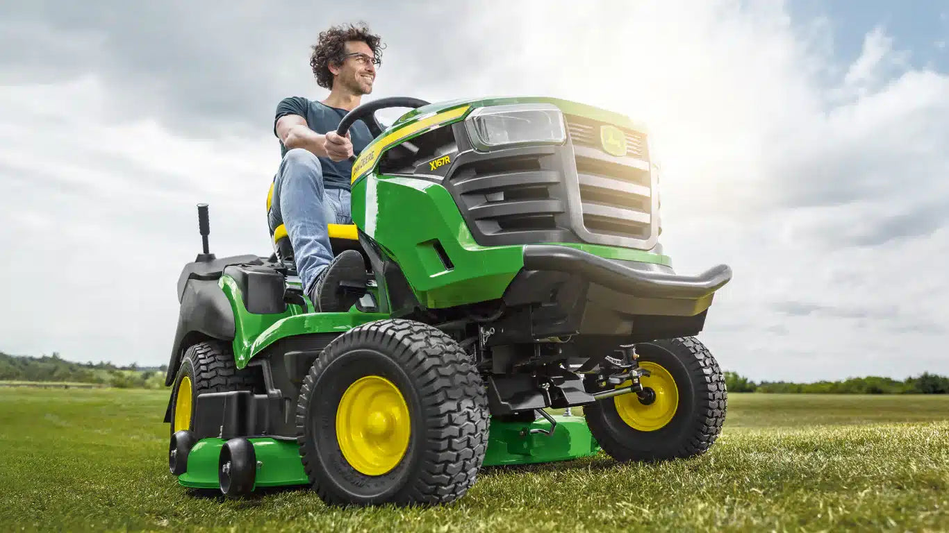 John Deere X167R Ride-on Lawnmower image 4