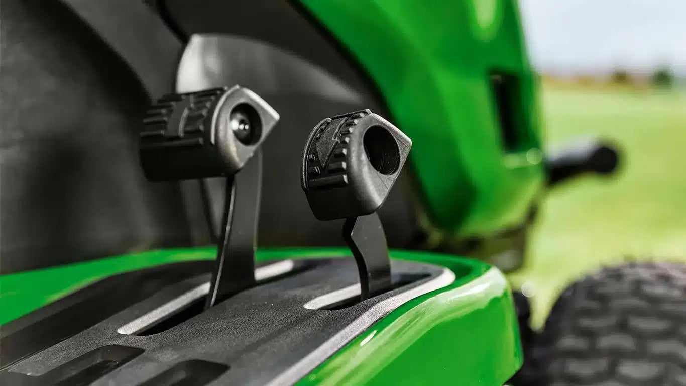 John Deere X167R Ride-on Lawnmower image 3