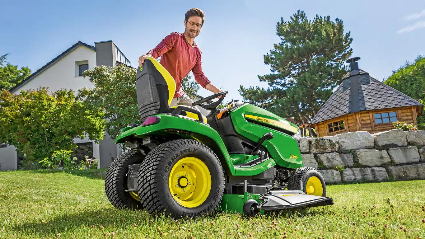 John Deere X590 Ride-on Lawnmower image 1