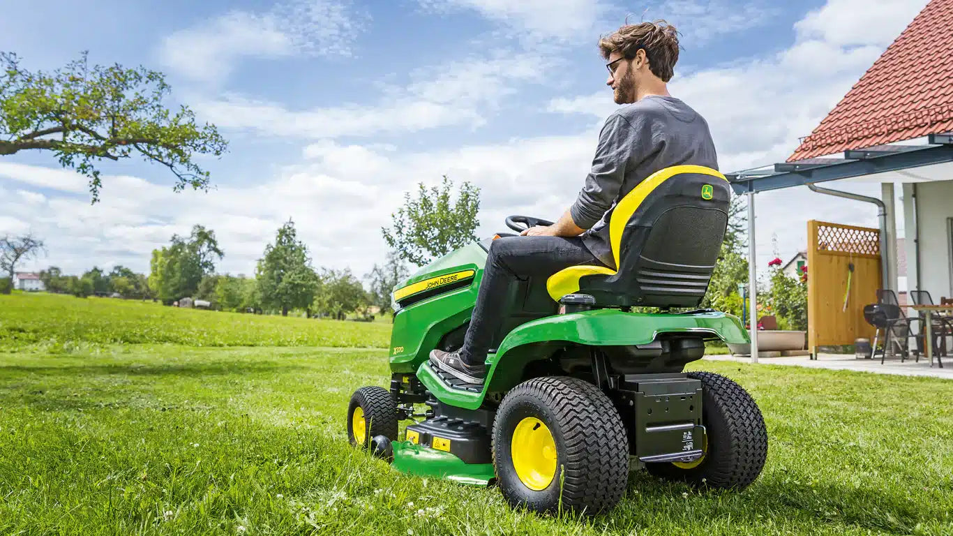 John Deere X370 Ride-on Lawnmower image 2