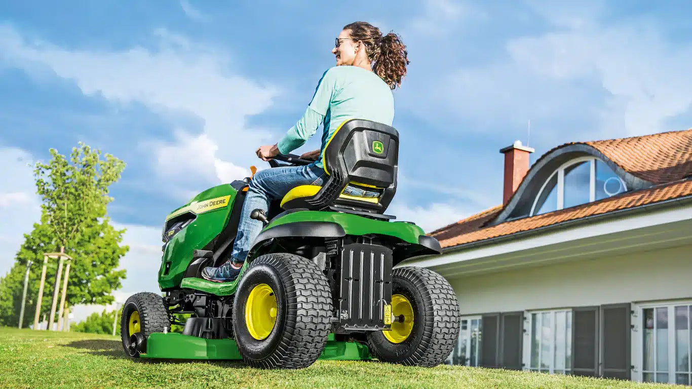 John Deere X127 Ride-on Lawnmower image 2