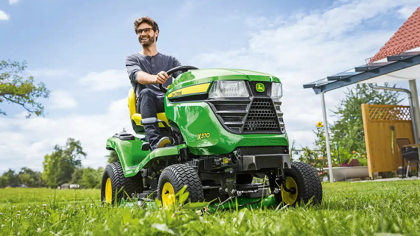 John Deere X370 Ride-on Lawnmower image 4