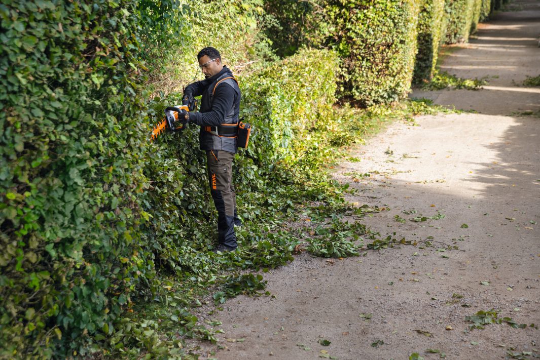 STIHL HSA 130 R Cordless Hedge Trimmer Tool Only - Blade Length 75 cm / 30" image 3