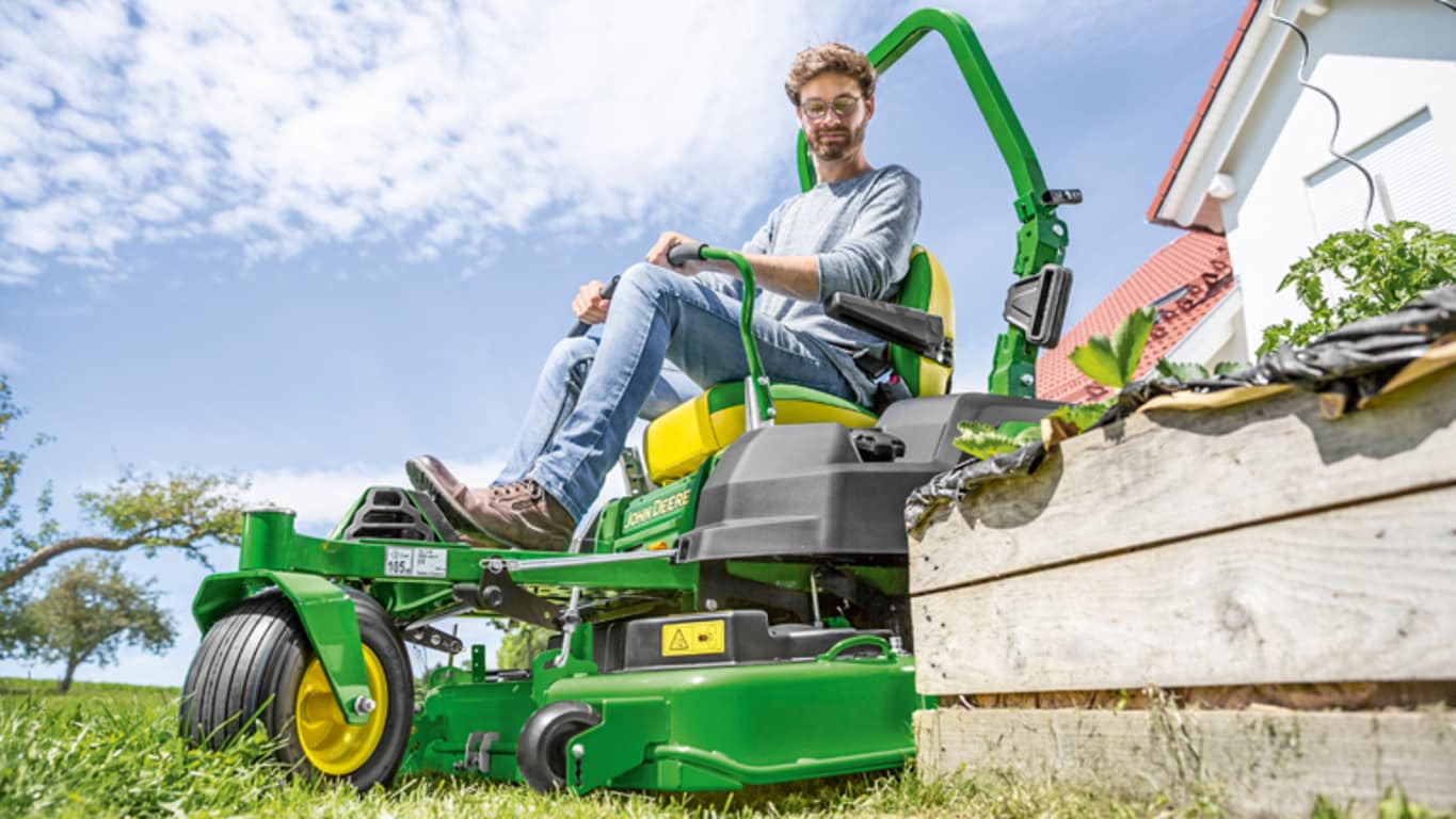 John Deere Z545R Zero Turn Mower image 2