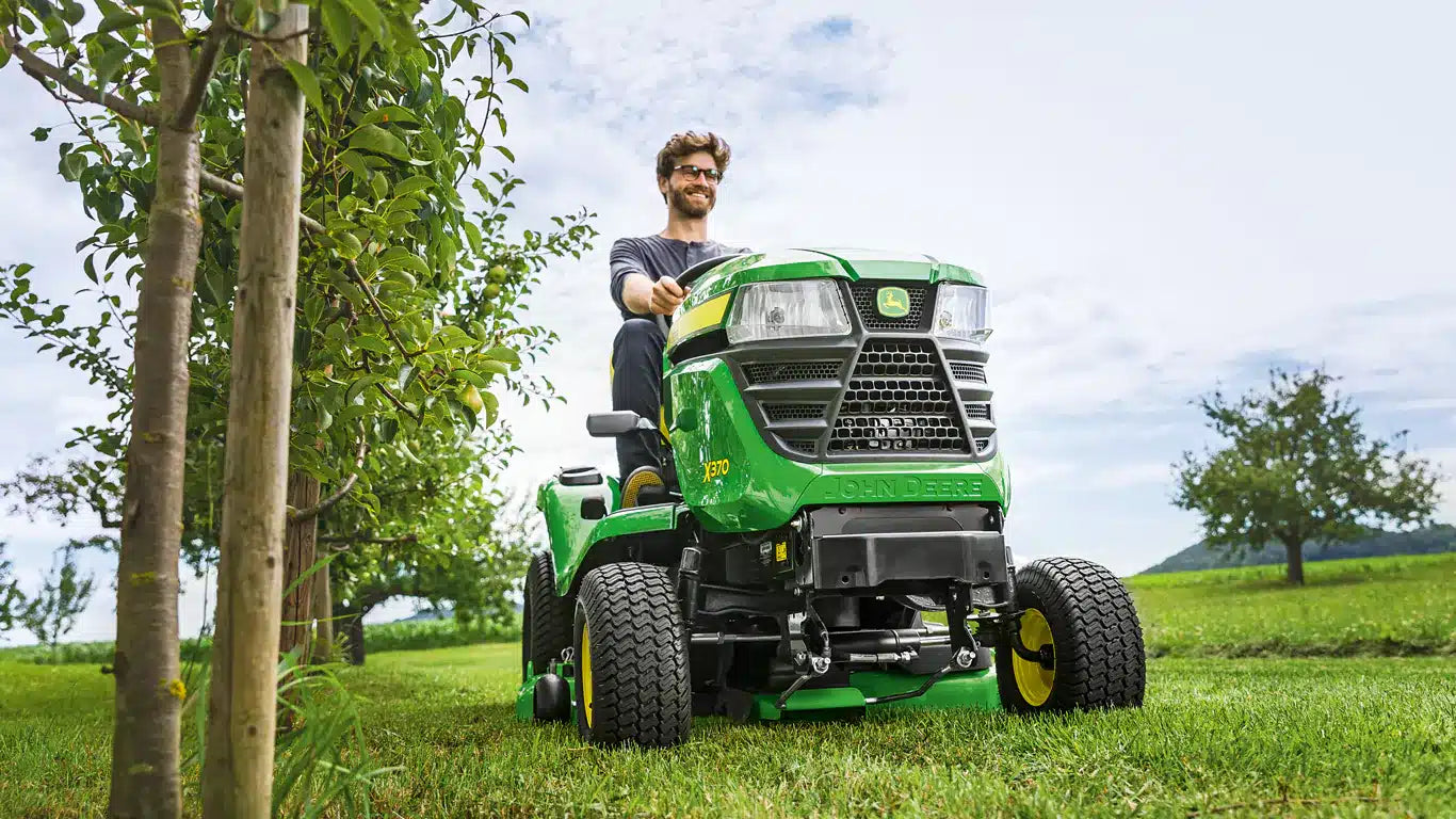 John Deere X370 Ride-on Lawnmower image 1
